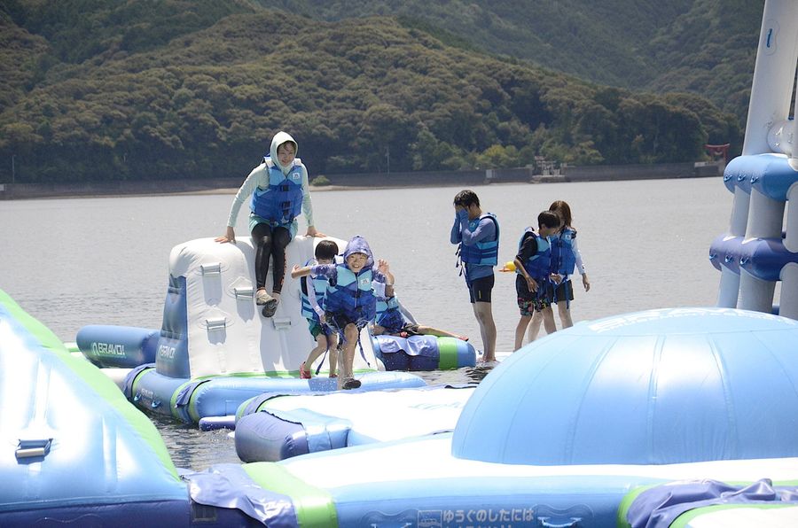 家族連れらでにぎわった海上アスレチック(須崎市)