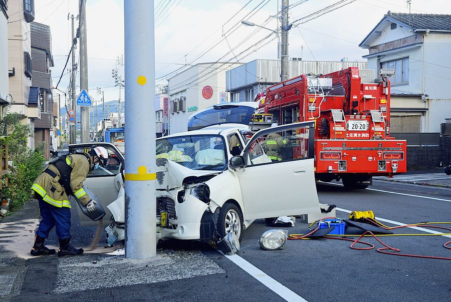 電柱に衝突した軽乗用車(2日午前6時10分ごろ、土佐清水市越前町)