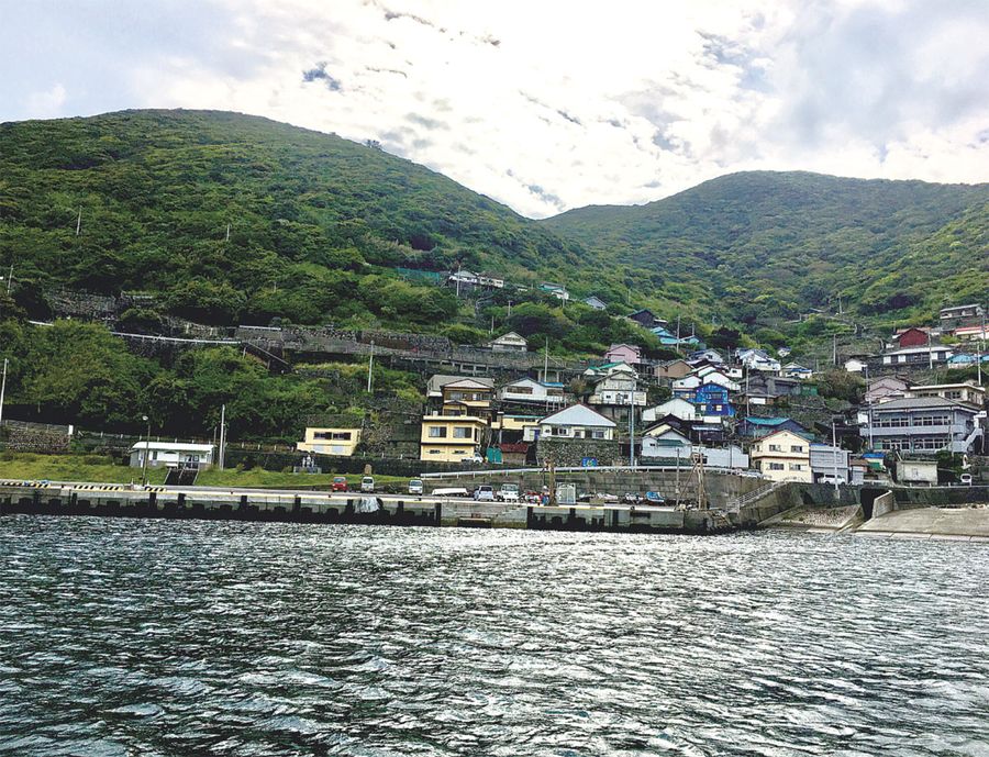 宿毛市沖の島・弘瀬の集落を海から眺める