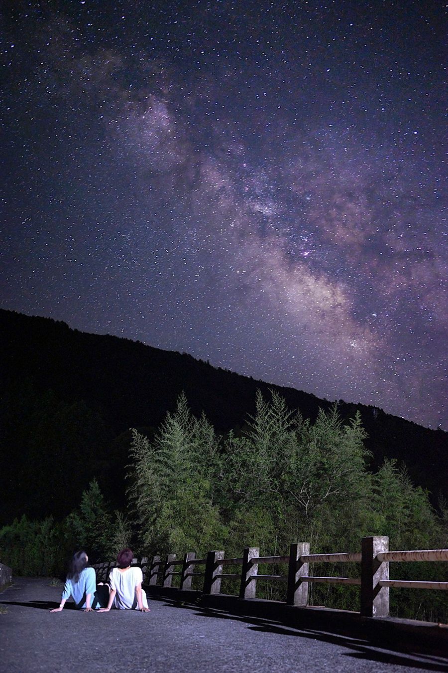 山里の夜空に天の川。光の帯がふわりと浮かんだ（安芸市畑山、３０秒露光で撮影）