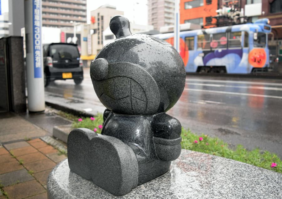 角が折られたばいきんまん像。蹴り倒した容疑で高松市の男が逮捕された(高知市はりまや町2丁目)