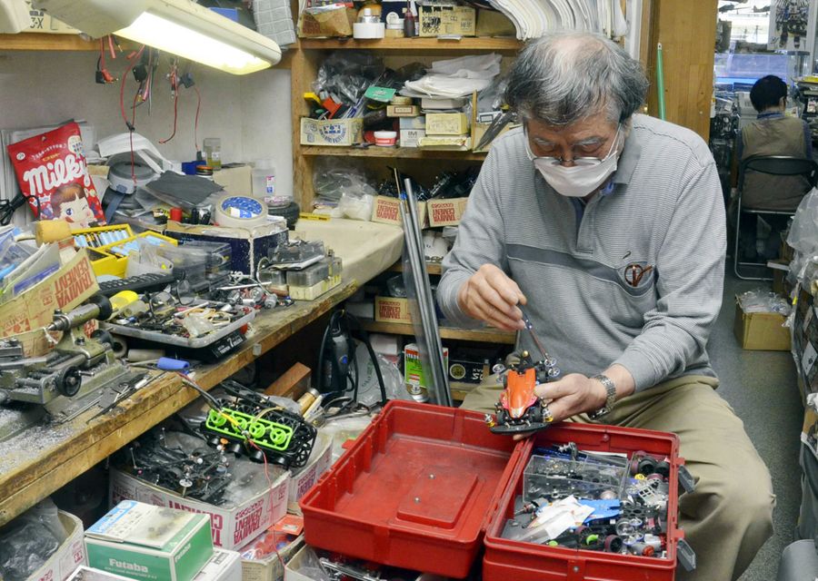 ミニ四駆の手入れにいそしむ店主の土居照明さん