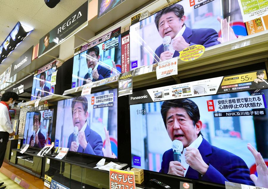 安倍晋三元首相銃撃事件のニュースが県民に衝撃を与える中、国葬の是非については賛否が分かれた(8日、高知市知寄町2丁目のベスト電器高知本店)
