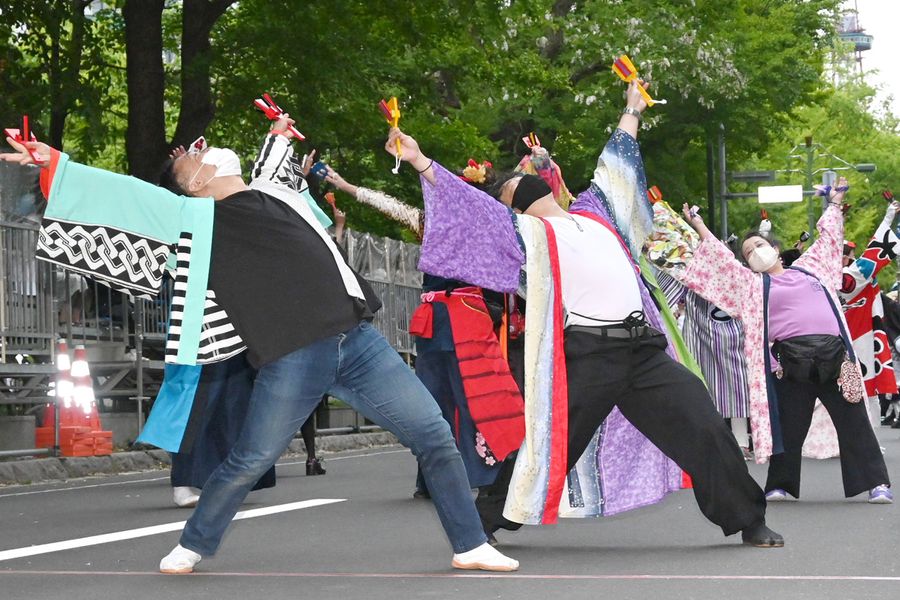 総踊りのフィナーレで「バンザーイ!」と天を仰ぐ踊り子たち