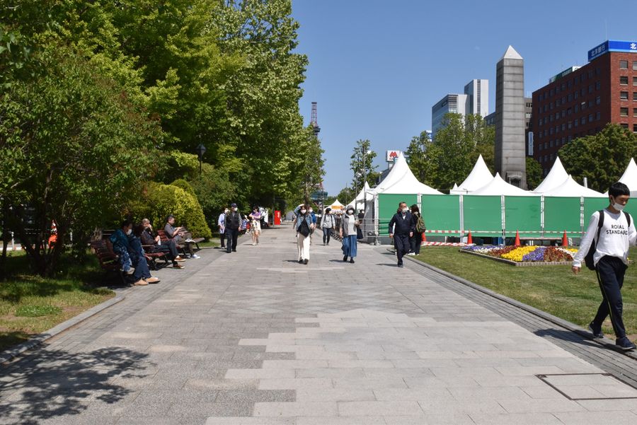 大通公園は市民の憩いの場所。もちろんYOSAKOI関係者以外の方もたくさん通ります