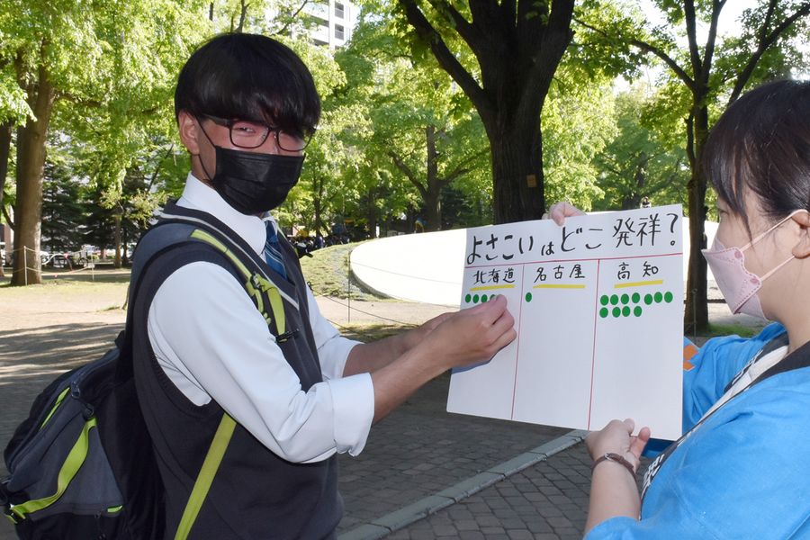 地元高校生も快くシールを貼ってくれました