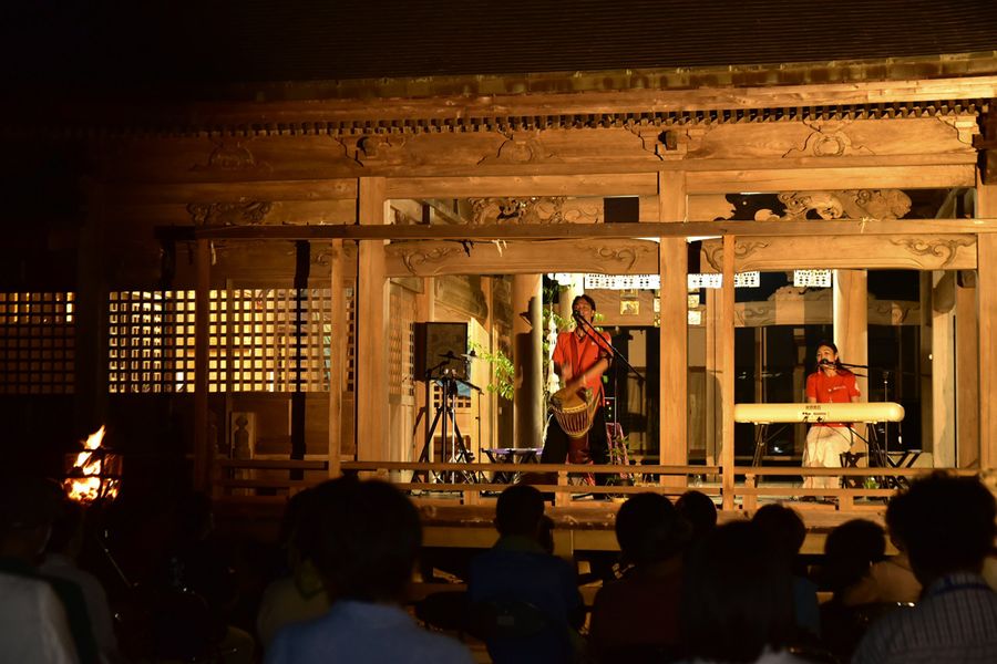 夜の幻想的な雰囲気の中で開かれたコンサート（仁淀川町の秋葉神社）