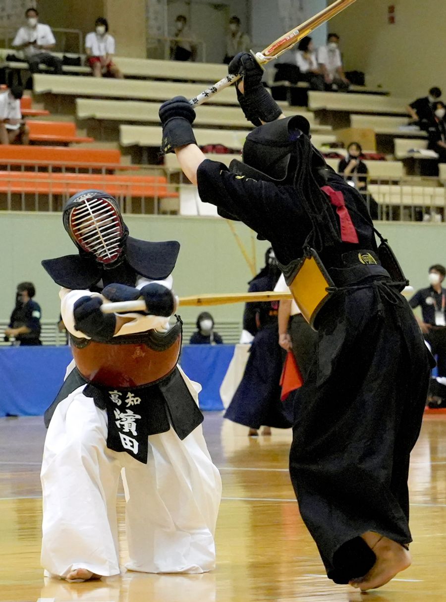 【女子団体予選リーグ　高知―翔凜】次鋒戦、高知の浜田＝左＝が胴を決めて先制する（春野体育館＝反田浩昭撮影）