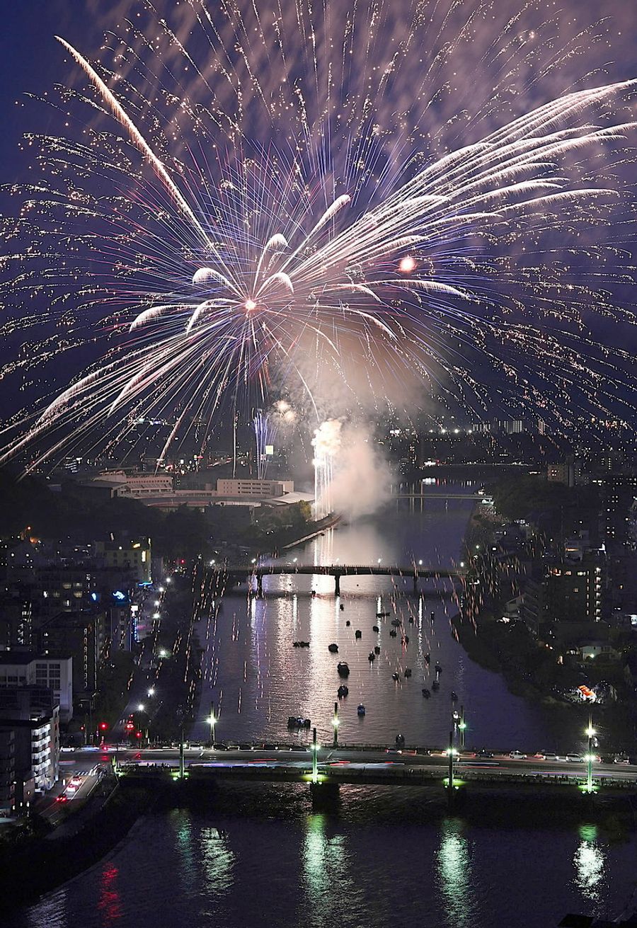 動画 ３年ぶり 県都に大輪 高知市納涼花火大会 鏡川河畔で４０００発 高知新聞