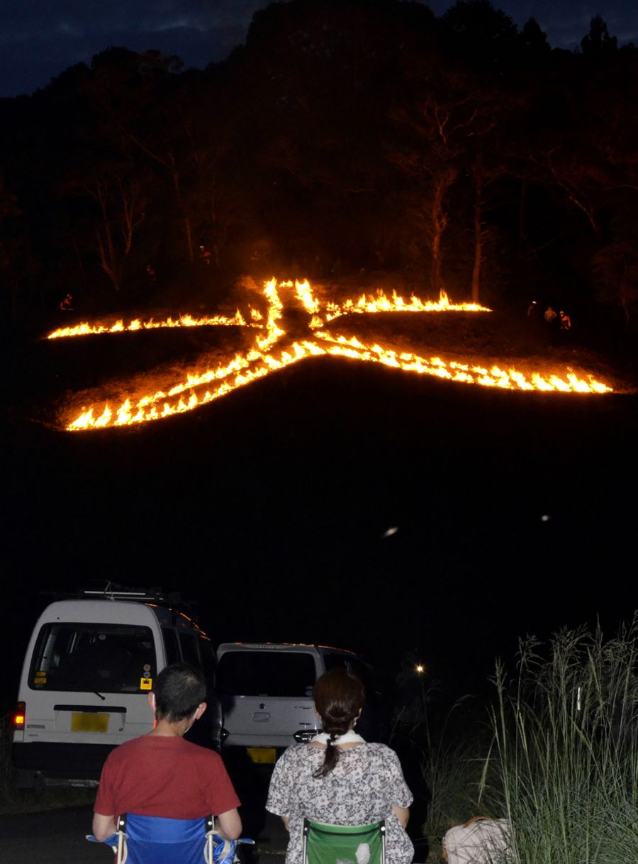 大文字 厳かに 伝統の送り火 高知県四万十市 高知新聞