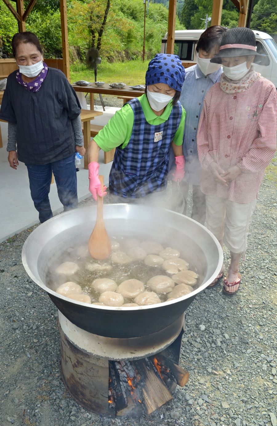 釜でぐつぐつと煮られるこんにゃく（土佐町の集落活動センター松ケ丘）