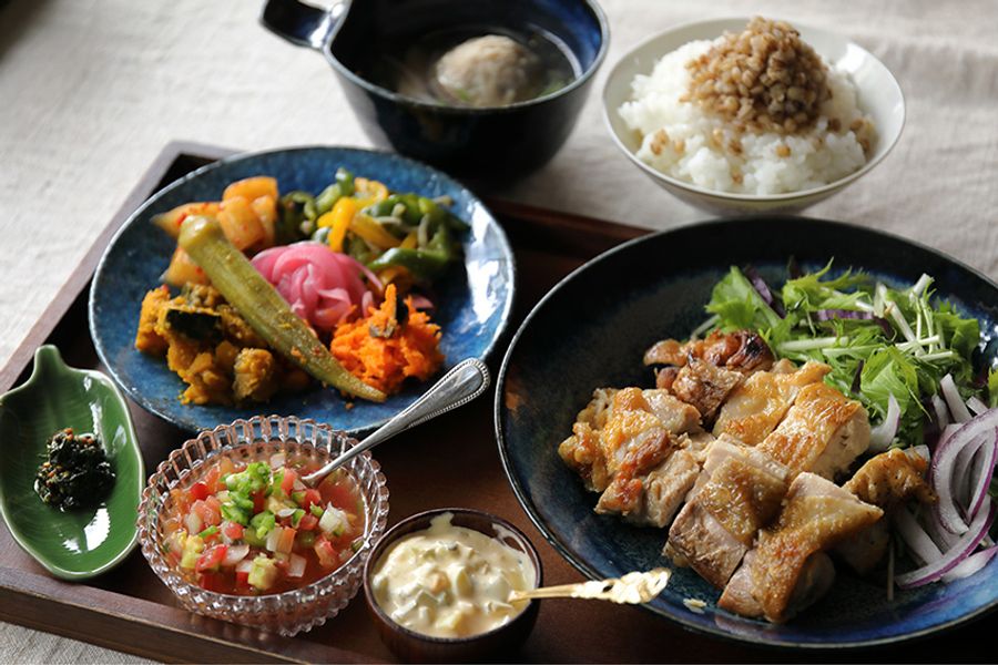 日替わりのランチセット。今回は、自家製のレモングラスやコブミカンなどのハーブ、ホットソースなどを味付けに使用