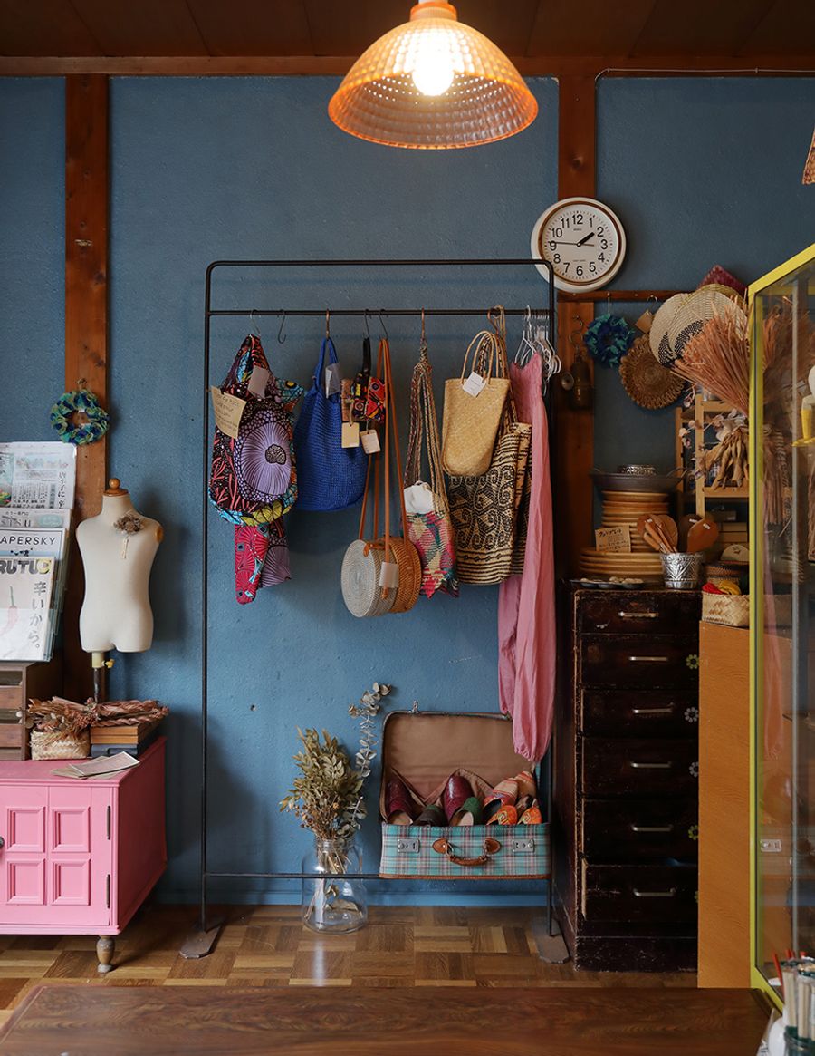 アジア雑貨やバッグ、食器など、洋音さんがセレクトした品々が並ぶ店内