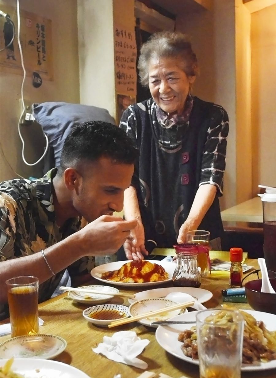 午前６時、仕事終わりのたこ焼き屋の従業員をもてなす土居美代ママ（写真はいずれも高知市追手筋１丁目の「おはなちゃん」）