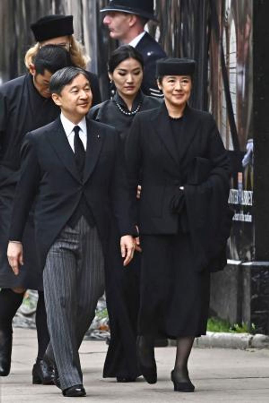 両陛下、感謝込め女王国葬に参列 皇室と70年の交流 高知新聞