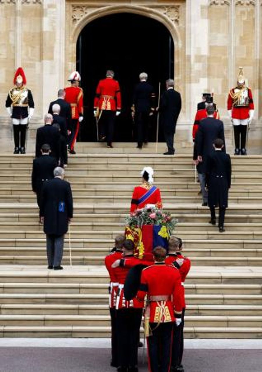 英女王のひつぎ 礼拝堂に 大勢の市民駆け付ける 高知新聞