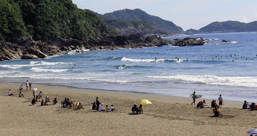 サーファーや見物客でにぎわう生見海岸。国内有数のサーフスポットとして定着した