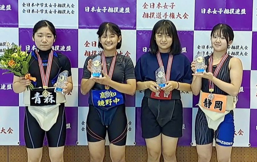 超軽量級で準優勝を果たした山下さくら子＝左から２人目（京都府立山城総合運動公園体育館）