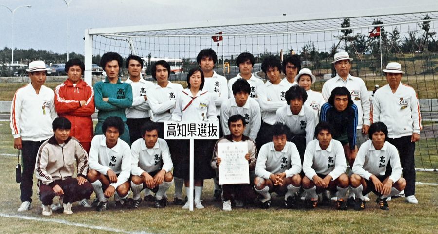 初の準優勝を果たした国体高知県選抜チーム（１９７７年１０月６日、青森県五戸町ひばり野公園陸上競技場）