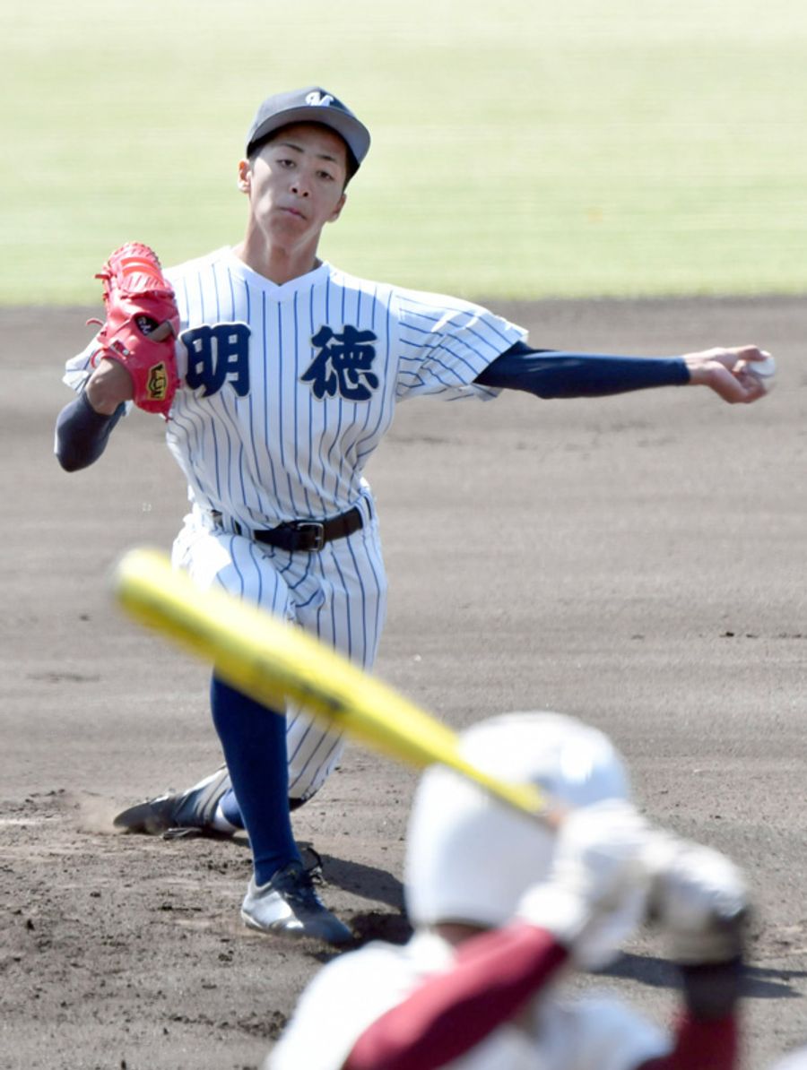 高知打線を１０回途中まで１点に抑えた明徳先発の吉村（春野球場）