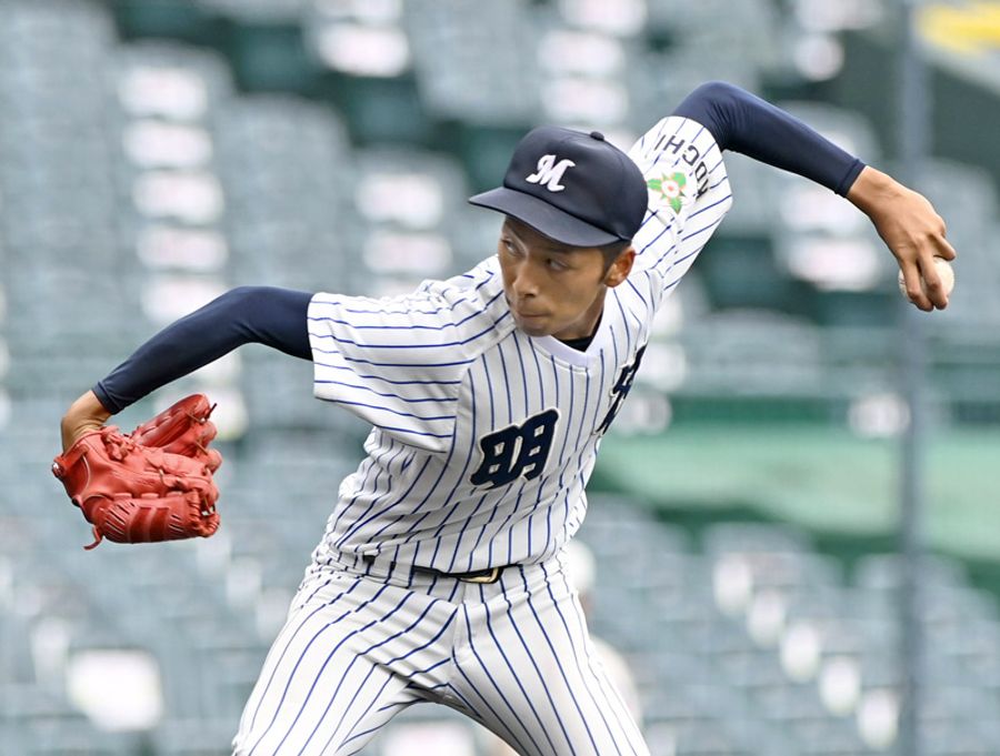 智弁学園戦に先発し、５安打３失点に抑えて好投した明徳の吉村（甲子園）