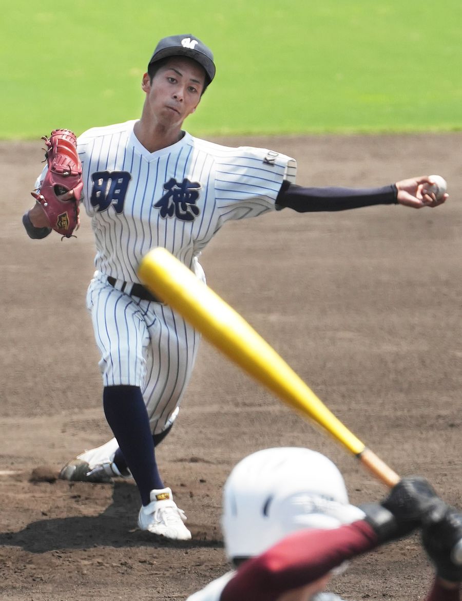 高知打線に１５安打を浴び７失点しながら完投勝利した明徳のエース吉村（春野球場）