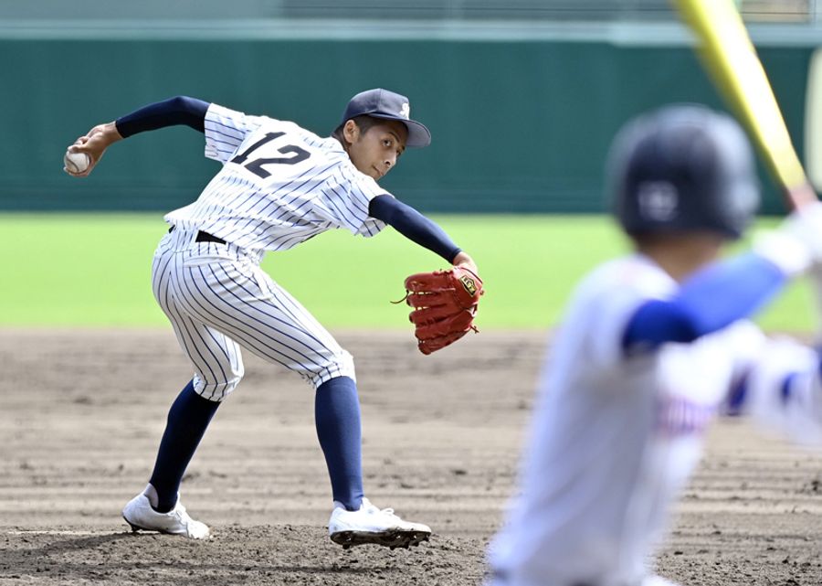 ６回表途中からリリーフし、２安打１失点と好投した明徳の２番手吉村（甲子園）