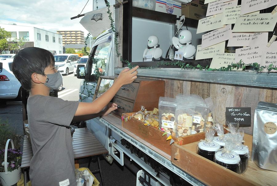 「今横浜にいるよ」と子どもに話し掛けるオリヒメ（高知市南御座の「高知　蔦屋書店」）