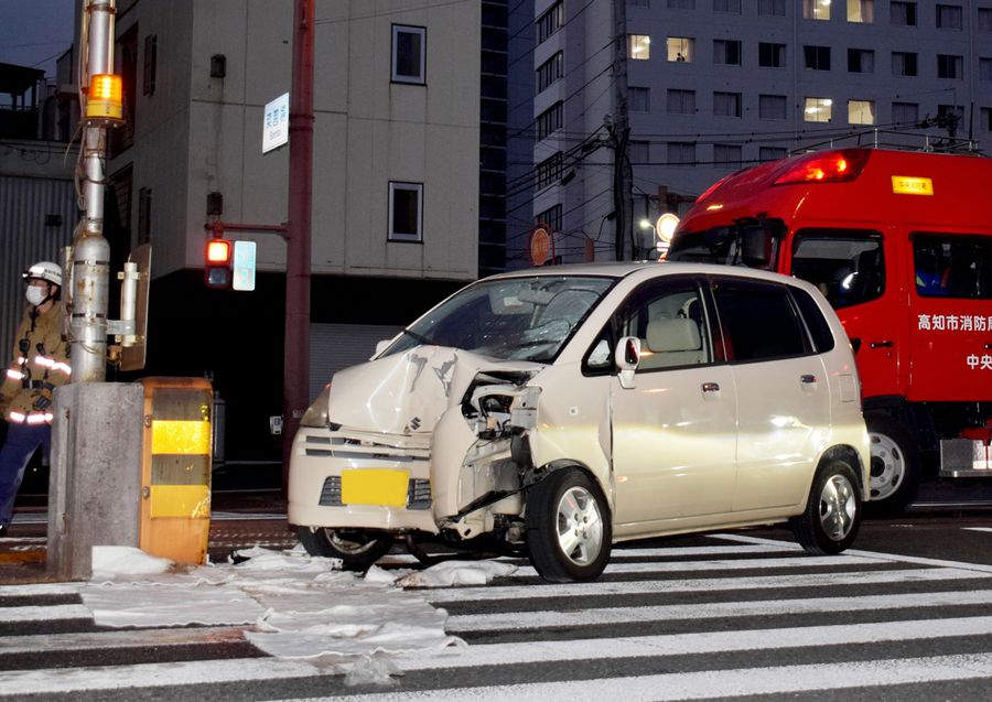 電停に衝突した軽乗用車（２２日午前６時ごろ、高知市菜園場町＝画像を一部加工しています）