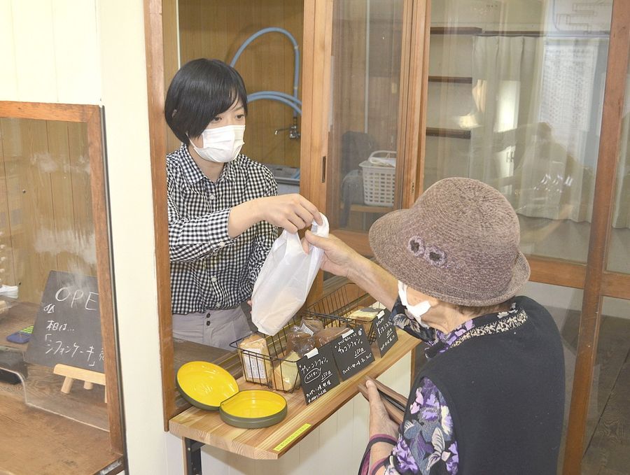 「駅ナカレンタル売店」のプレオープンでシフォンケーキを売る西村咲希さん（四万十町のＪＲ土佐大正駅）