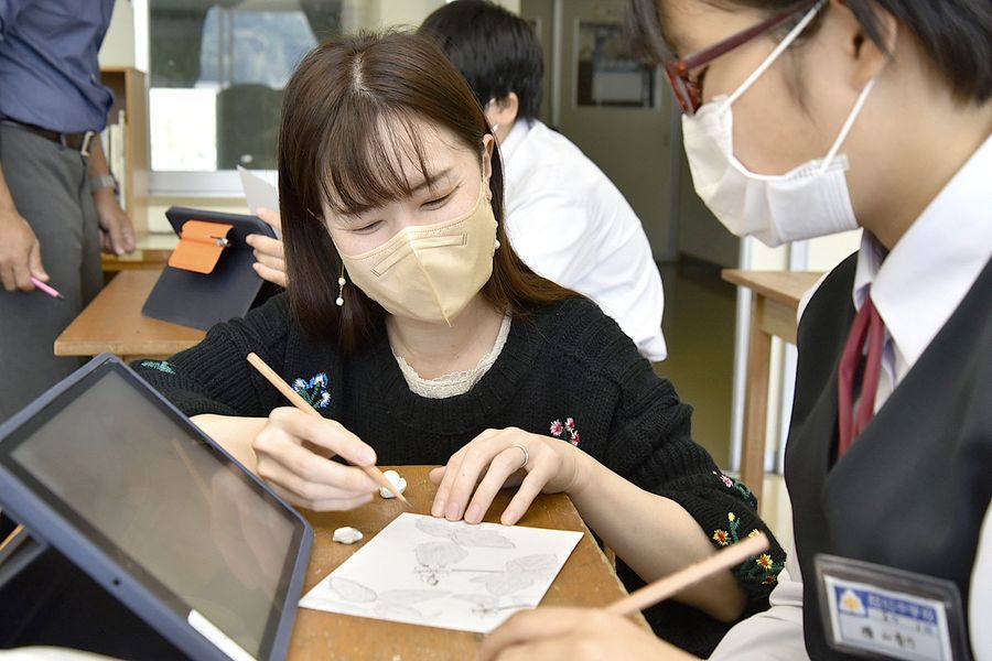 越知中学校の美術授業でデッサンを指導する竹山美紀さん（越知町越知甲の同校）