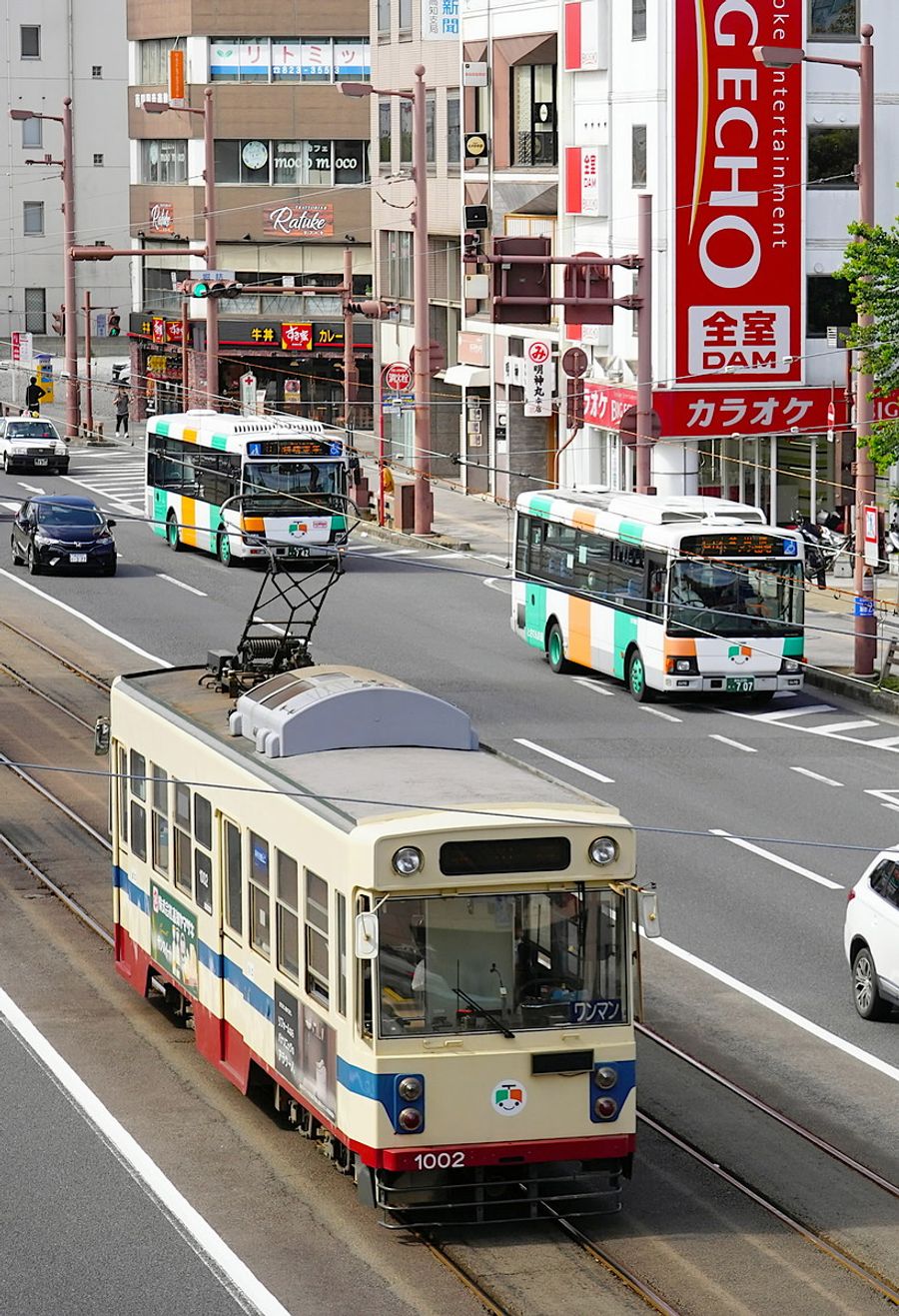 路面電車とバスが行き交う高知市の電車通り。１１月３日から、ですか利用で１０円で乗れる（同市帯屋町１丁目）