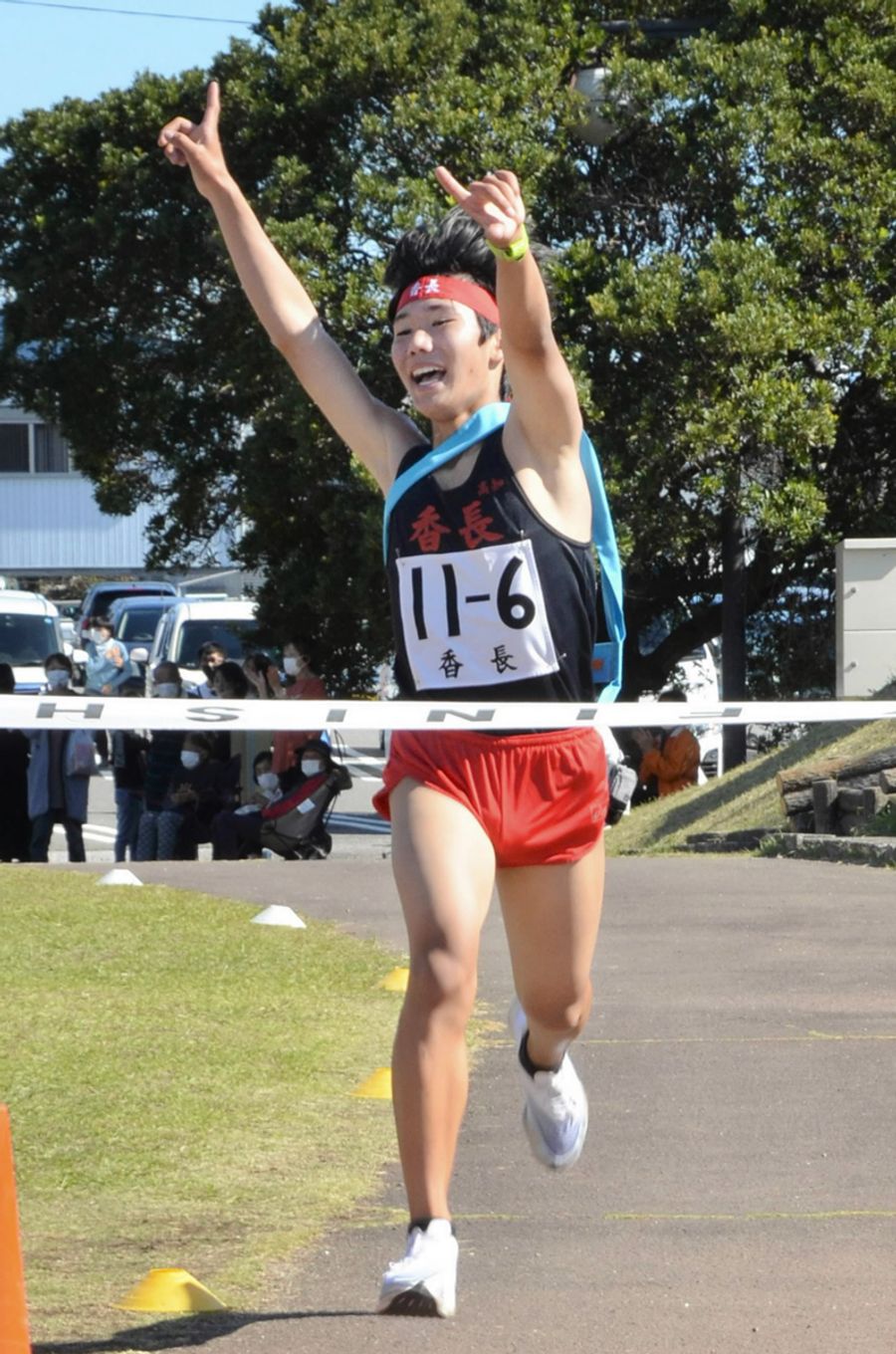 両手を突き上げて６年ぶり優勝のゴールに飛び込む香長Ａのアンカー小石優太（写真はいずれも香南市吉川町の天然色劇場）