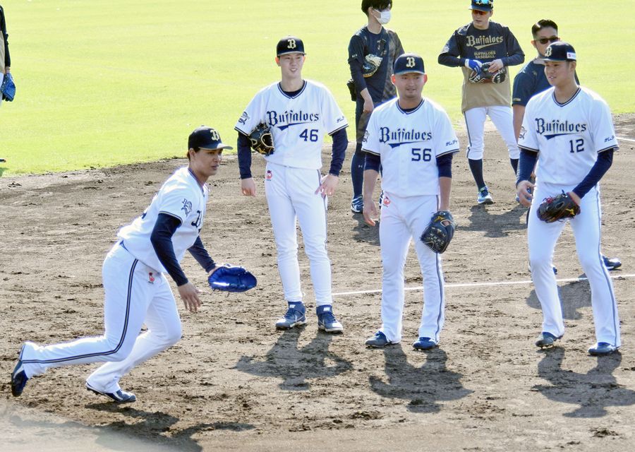 ２６年ぶり日本一のオリックスが来季へ始動。宇田川優希投手＝左端＝らノックを受けるピッチャー陣（東部球場）