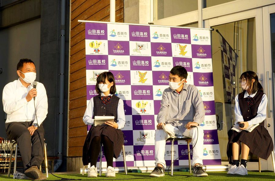 山田高校の生徒らが戦争と平和について考えたトークセッション（香美市土佐山田町旭町３丁目の同校）