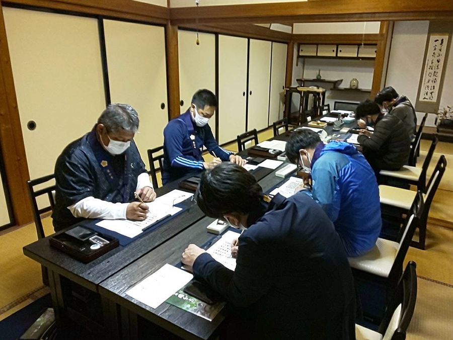 国分寺で写経を体験する参加者ら（南国市国分）