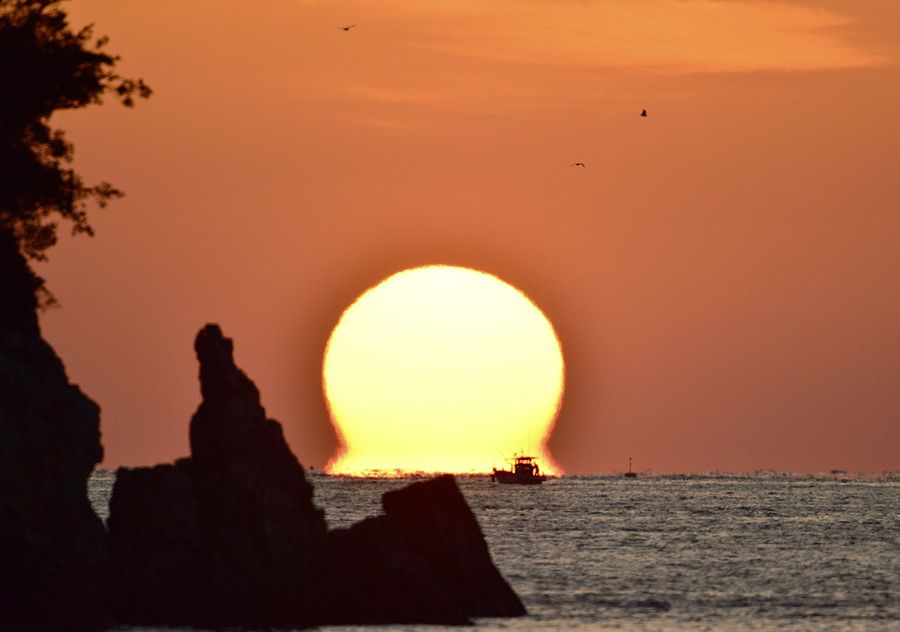 宿毛湾に冬を告げるだるま夕日（宿毛市大島）