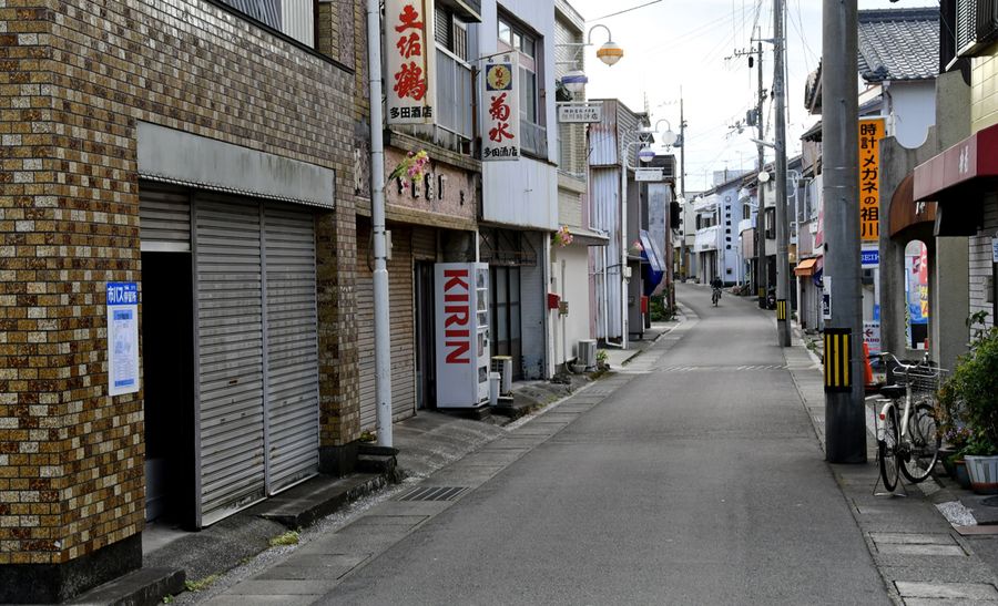 日中でも閑散としている室戸市の商店街（室戸市浮津）