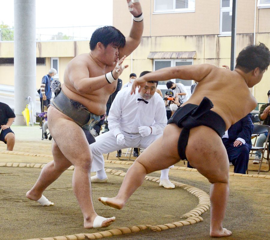 【団体決勝　明徳義塾―高知農】中堅戦、明徳・砂坂＝左＝が、突き出しで高知農・小松を破って２―０とし、優勝を決める（赤岡ドーム）