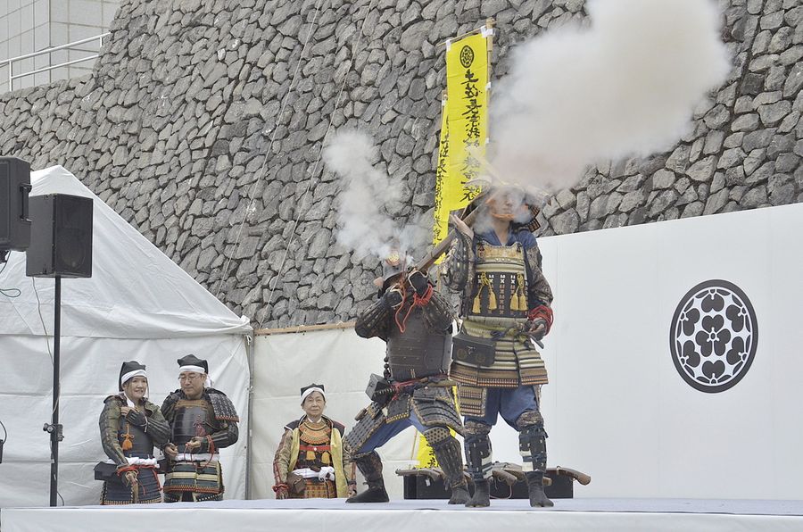 鉄砲隊の演武などで盛り上がった「長宗我部フェス」　（南国市の県立歴史民俗資料館）