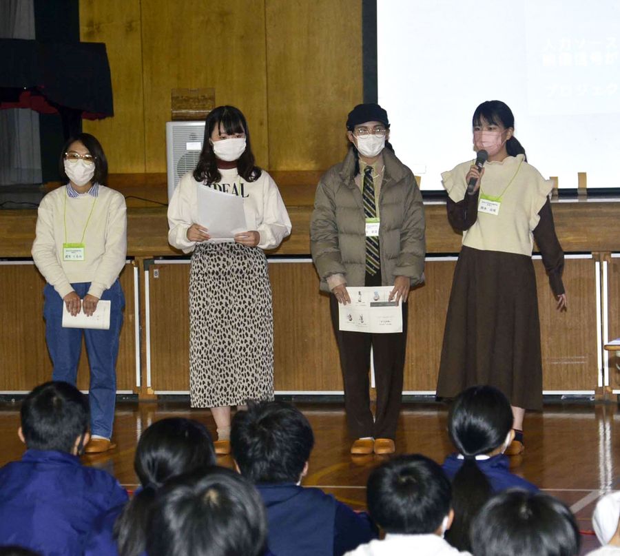 ジェンダー問題について講義する高知大学地域協働学部の学生（南国市の香長中学校）