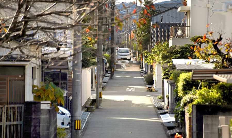 昼下がりの路地にどこか懐かしい雰囲気が残る