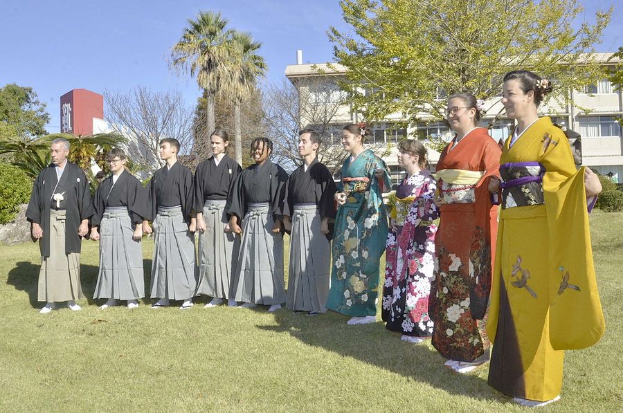 あでやかな着物姿で記念撮影するフランス・シバンス農業高校の生徒ら（南国市の高知農業高校）