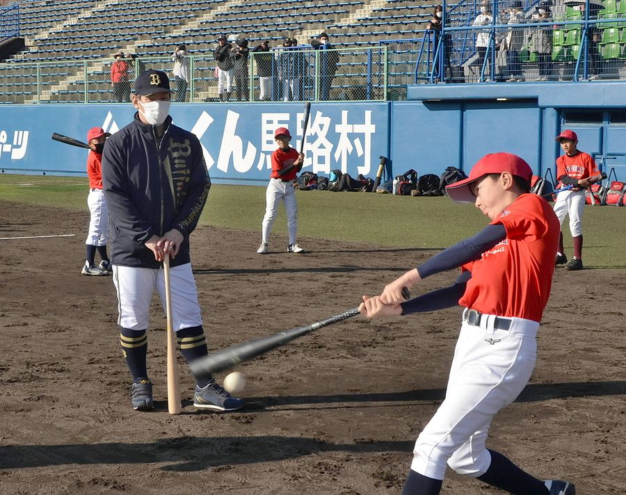 小学生の打撃練習を見守るオリックスの吉田正尚選手（高知市の春野球場）