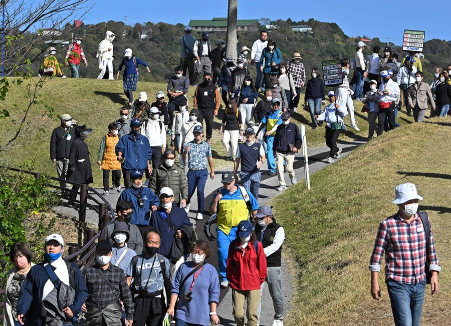 石川遼選手（中央）組に付いて回るギャラリー（芸西村の黒潮カントリークラブ＝森本敦士撮影）