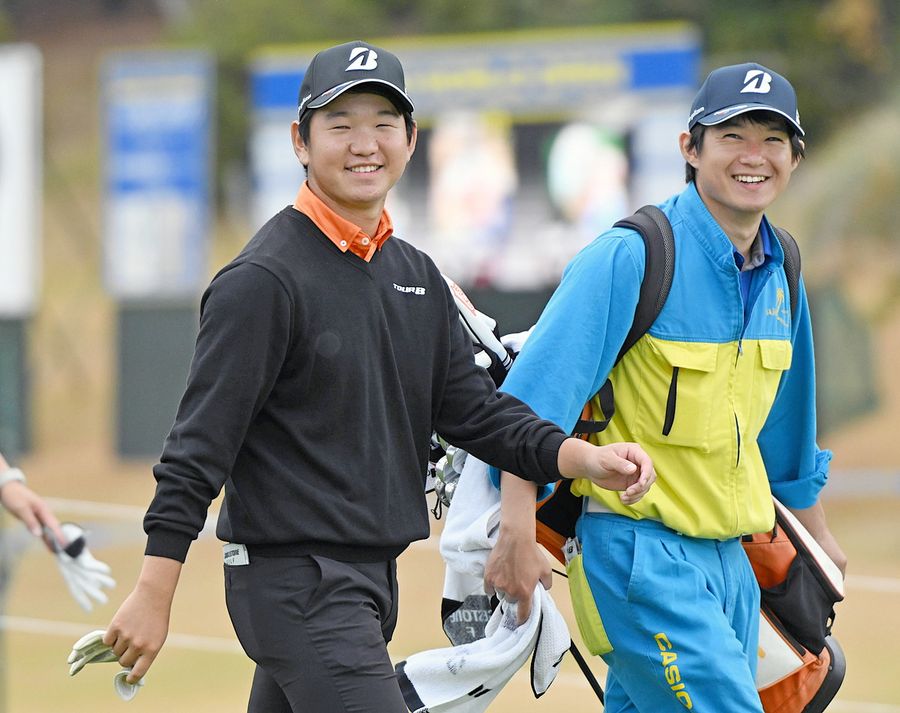 ３日目、決勝ラウンド、佐藤快斗、キャディと笑顔（黒潮ＣＣ、佐藤邦昭撮影）