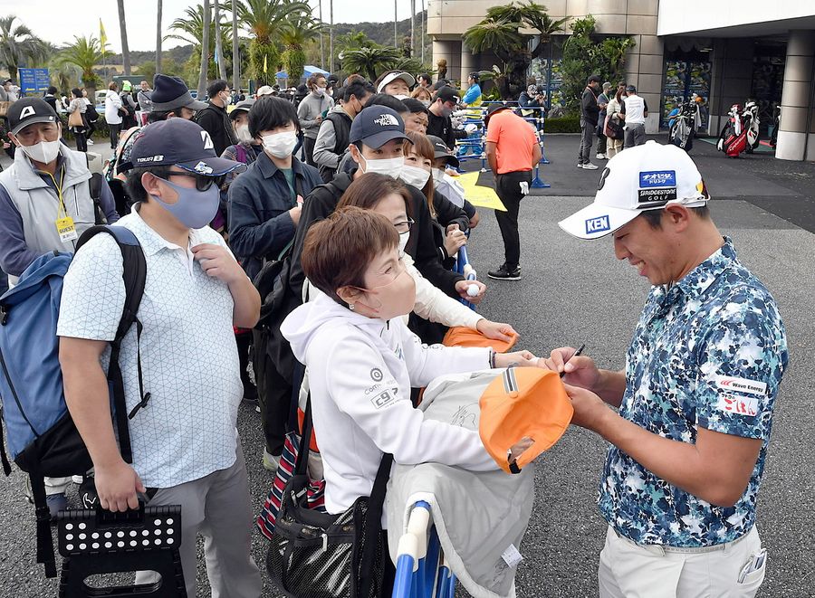 ３日目、サインに応じる堀川未来夢（黒潮ＣＣ＝森本敦士撮影）