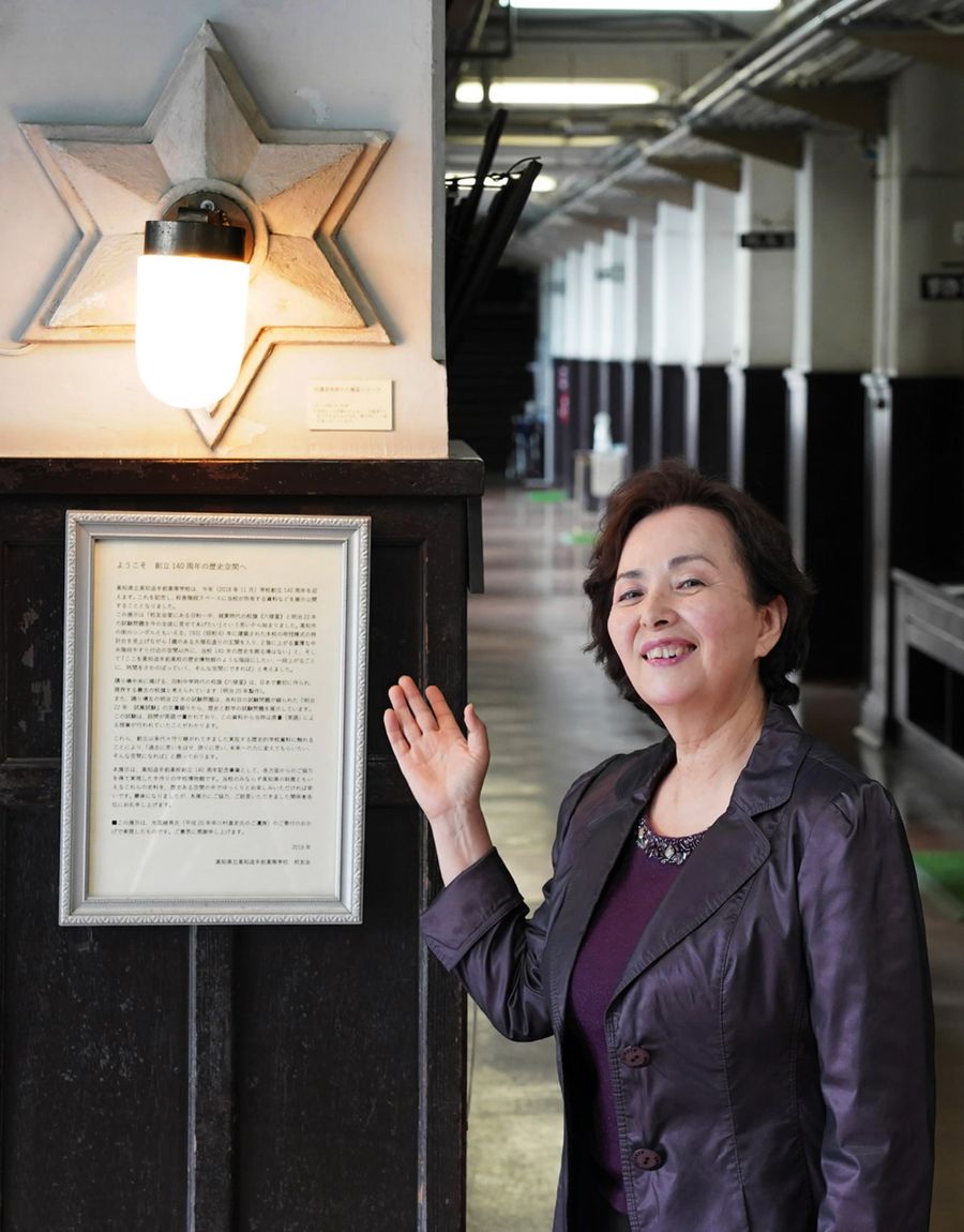 「本校舎は県民の財産」と語る著者の筒井ジェーン典子さん(高知市追手筋2丁目の追手前高)