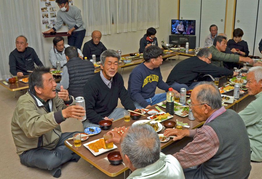 公民館で山芋料理を囲んで酒を酌み交わす「山芋会」の会員ら（写真はいずれも香南市夜須町上夜須）