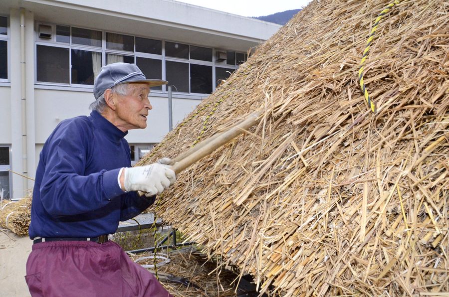 茅葺き屋根の葺き替えを行う川上さん（２０２１年３月、梼原町梼原の掛橋和泉邸）